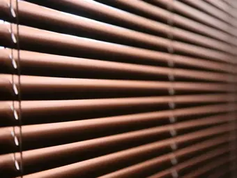 Aká je najlepšia farba žalúzií?