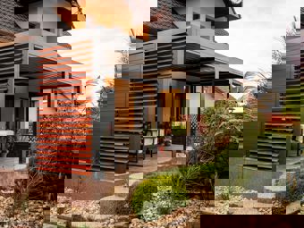 Záhrada ako letná obývačka: Ako tieniaca technika premení vonkajší priestor