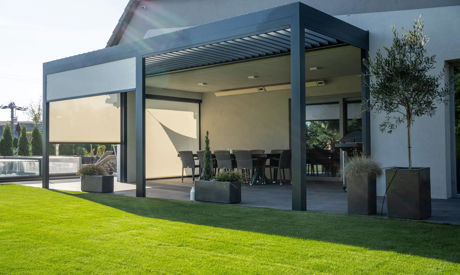 Tieniace rolety do pergoly: Aké typy existujú a ktorý vybrať