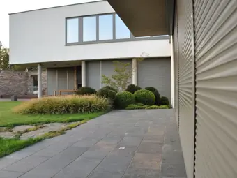 Ako ochladiť byt bez klimatizácie? Sila vonkajšieho tienenia