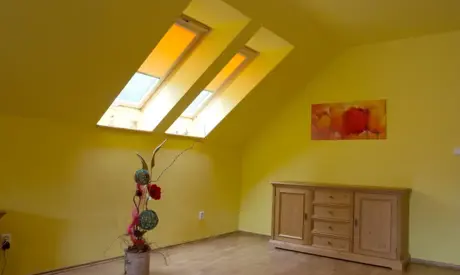 Tienenie pre strešné okná: Rolety, žalúzie a plisse